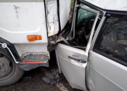 Родился в рубашке - манипулятор смял легковушку в Новороссийске 