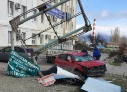 В Новороссийске от удара об рекламный щит, у иномарки проломлена крыша