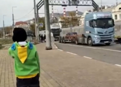 Дети не могут уехать домой: сколько еще новороссийцам терпеть большегрузы? 