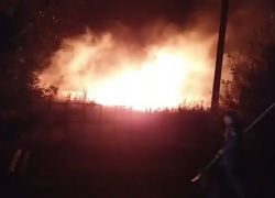 Огромное поле в прибрежной зоне полыхает под Новороссийском