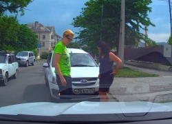 Въехала в машину и смоталась - в Новороссийске обсуждают скандальное видео 