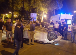 В Новороссийске на "кругу" перевернулся автомобиль