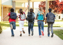 Сокращаем дистанцию: в новороссийских школах смягчены антиковидные ограничения