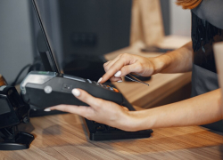 В деньгах счастье: житель Новороссийска рассчитался чужой картой в магазине 