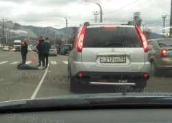 Новороссийцы обсуждают спасателей, стоявших без действий возле сбитой ими девушки