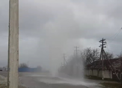 Фонтан высотой пару метров бьет из-под земли в Новороссийске