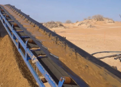 Анапа готовится к курортному сезону: на пляжах очищают песок от мазута 