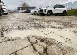 Крошка будет: новороссийцам пообещали засыпать дорогу до конца марта