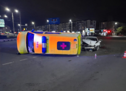 Трое пострадавших: ночью в Новороссийске столкнулись скорая и такси