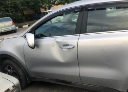 Мопедисты преследовали автомобиль в Новороссийске и колотили его