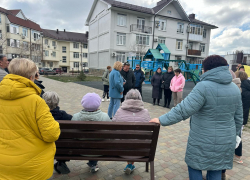 Заделать ямы и положить асфальт: в Новороссийске жители на сходах озвучили депутатам проблемы районов 