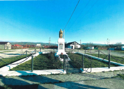 В станице Раевской отремонтируют братскую могилу, превращённую в детскую площадку