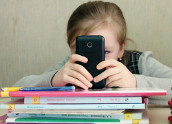 Теперь точно: в школах Новороссийска запретят телефоны
