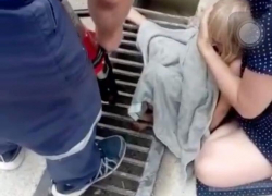 Маленькая девочка угодила ногой в ливневку в Новороссийске 