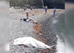 На пляже с покойником: в Новороссийске отдыхающие купались и загорали рядом с трупом