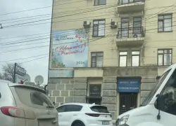 Пора сменить пластинку: новороссийцев все еще поздравляют с Новым годом