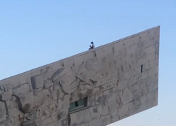 Осквернение или дурной тон: в Новороссийске дети забрались вершину  "Малой Земли"