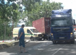 Грузовик раздавил инкассаторскую машину в Новороссийске