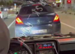 По Новороссийску катается "кабриолет" без фар, дверей и номеров