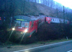 Под Новороссийском электричка с пассажирами сошла с рельсов