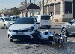 Мотоцикл вылетел навстречу иномарке на дорогах Новороссийска 