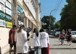 В центре Новороссийска две несовершеннолетние на одном электросамокате сбили пожилого мужчину