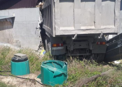 Грузовик влетел в комнату жилого дома в пригороде Новороссийска