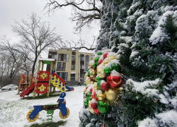 Зимние забавы - это опасно: новороссийцев просят не кататься, цепляясь за авто