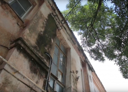 Пипец, как страшно: девочка рассказала про рухнувший рядом с ней парапет