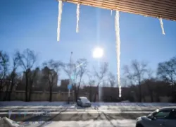 Туда не ходи, сюда ходи: сосульки, падающие с крыш домов в Новороссийске становятся причиной несчастий