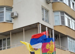 В Новороссийске заметили перевернутый флаг России на школьной линейке 