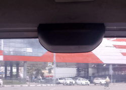 Наплевав на правила, бабушка с тележкой шла по опасному перекрестку в Новороссийске