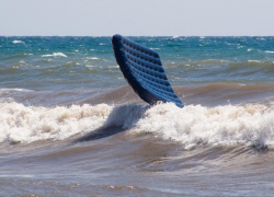 Подростков на матрасе унесло в открытое море в Новороссийске