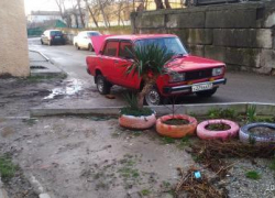 Новороссийцу порезали ножом колёса на автомобиле