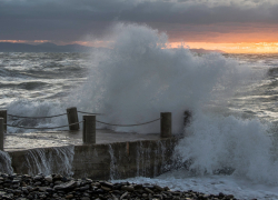 Чёрное море штормит, а ветер в Новороссийске превысил 22 метров в секунду: завораживающие кадры 