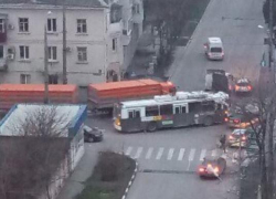 Достаточно столкновения двух большегрузов и троллейбуса, чтобы новороссийцы застыли в жуткой пробке