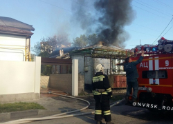 Крыша частного дома загорелась в Новороссийске