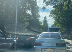 От Чёрного моря не уехать: россияне встали в многокилометровые пробки на трассах и Крымском мосту на пути домой