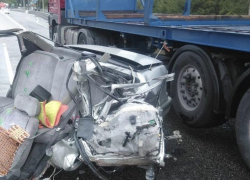 Легковушка vs. грузовик: жесткое столкновение на трассе под Новороссийском