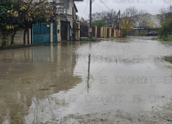 «Вода уже заходит к нам во двор», - дома новороссийцев под угрозой затопления 