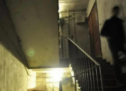 И про маску не забыл: в Новороссийске неизвестный напал в подъезде на пенсионера