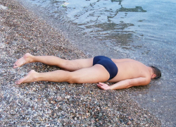 На пляжах Новороссийска отдыхающие пьют: чем власти хотят остановить любителей спиртного 