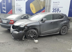 Бой погрузчика против  "Lexus" в Новороссийске. Пока счет 1:0