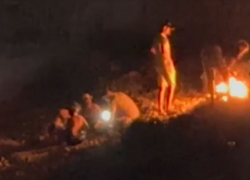 Отдыхающие развели костер прямо на набережной Новороссийска 