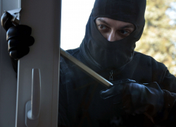 Вор в Новороссийске хотел обкуриться и украл 46 000