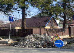 Раскопали, а чинить собираются? Проезд через мост в Новороссийске по-прежнему закрыт