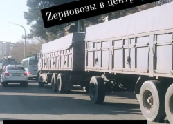 К слову о петиции: зерновозы теперь и в центре Новороссийска