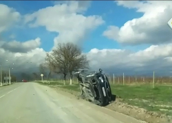 Машину-перевертыш обнаружили очевидцы по дороге на Мысхако
