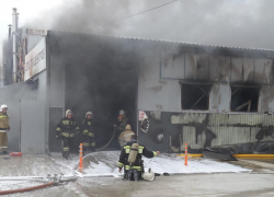 Крупный техцентр потушили в Новороссийске