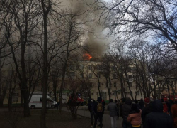 11 пожарных тушат огонь, а два корреспондента «Блокнота» работают на пепелище в центре Новороссийска 